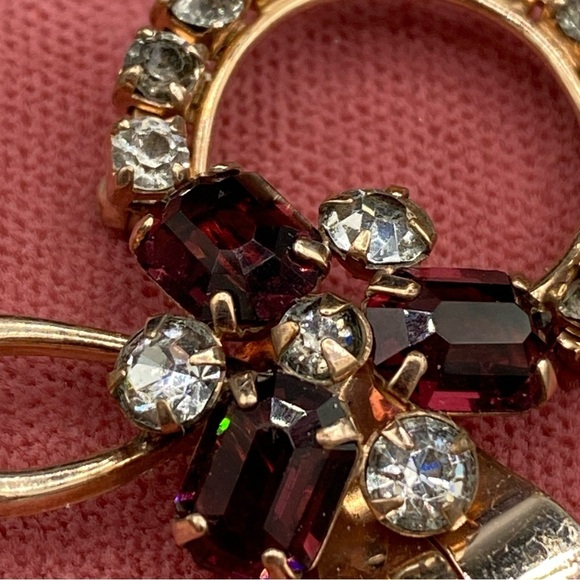 Vintage 1950s Signed M&S 12k G.F. Gold Bow Wreath Brooch with Sparkly Red Crysta - Picture 3 of 11